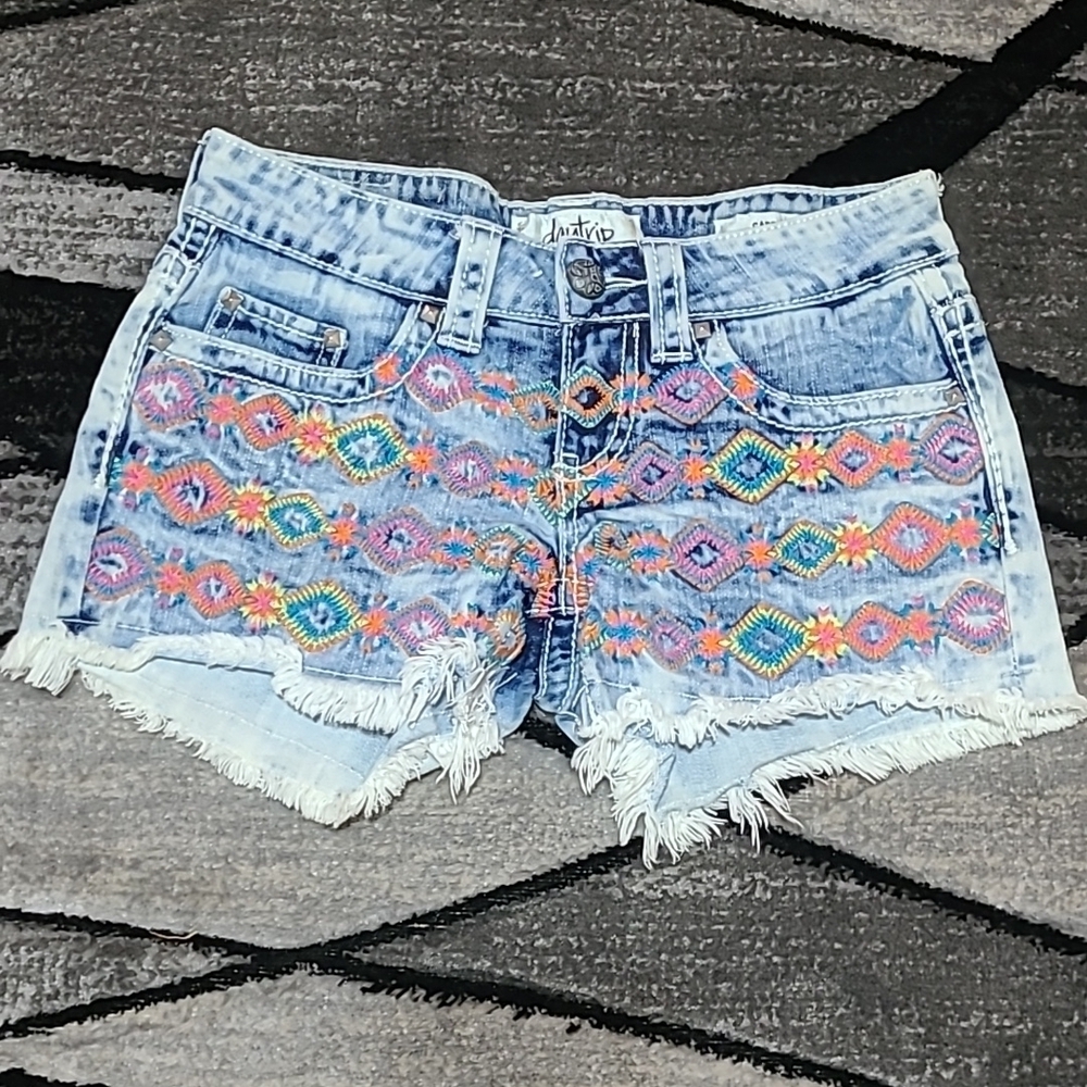 BUCKLE DAYTRIP CAPRICORN STUD EMBROIDERED ACID WASH RAW DENIM JEAN SHORTS